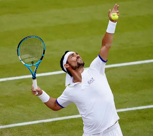 Fabio Fognini realiza saque en juego de Tenis