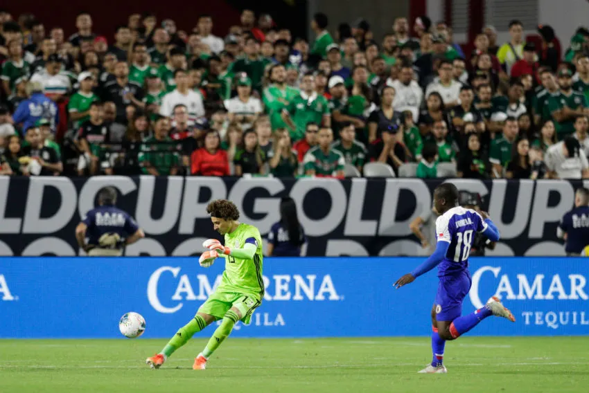 MEXSPORT Ochoa hace un despeje en Copa Oro