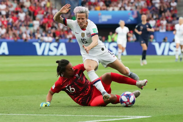 Rapinoe en disputa por el balón