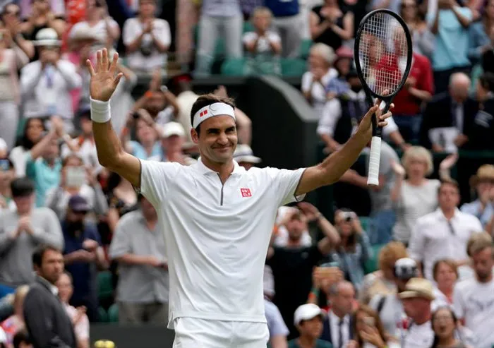 Federer celebra victoria ante Lucas Pouille