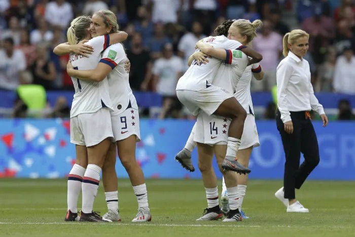 Jugadoras de Estados Unidos festejando su Campeonato