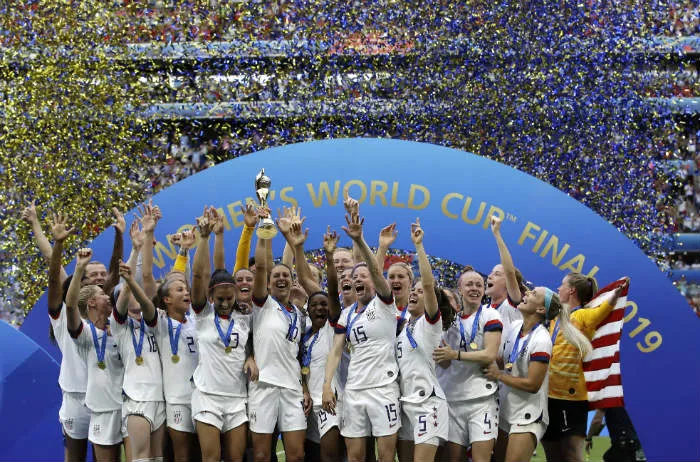 Jugadoras de Estados Unidos levantando la Copa del Mundo