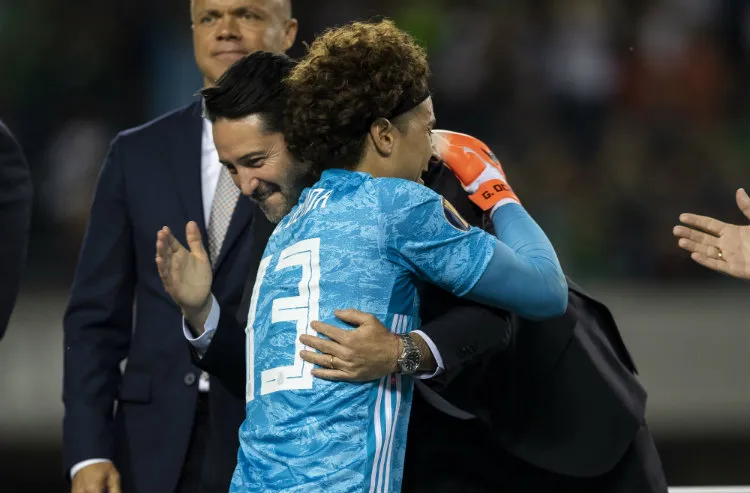 MEXSPORT Yon de Luisa abraza al guardameta de la Selección Mexicana