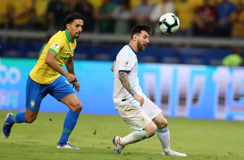 Marquinhos intenta quitar el balón a Messi