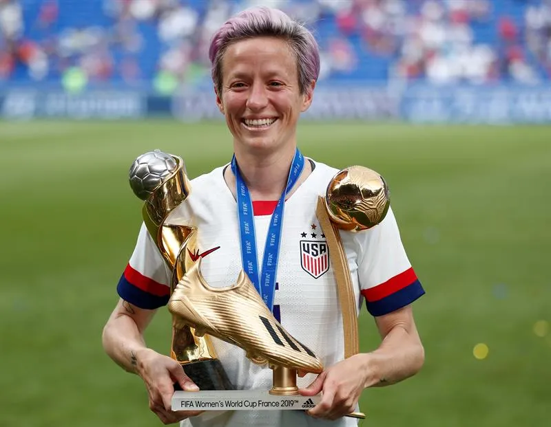Rapinoe posa con los trofeos que conquistó en Francia 2019
