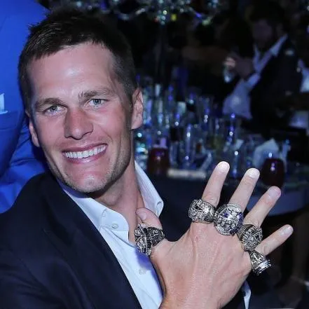 TWITTER @Patriots Brady presume sus anillos de Super Bowl
