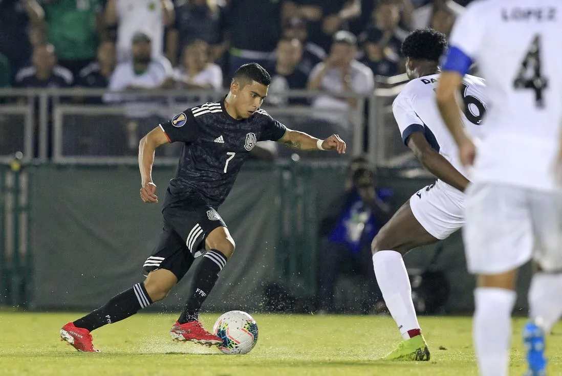 Orbelín Pineda conduce la esférica en Copa Oro