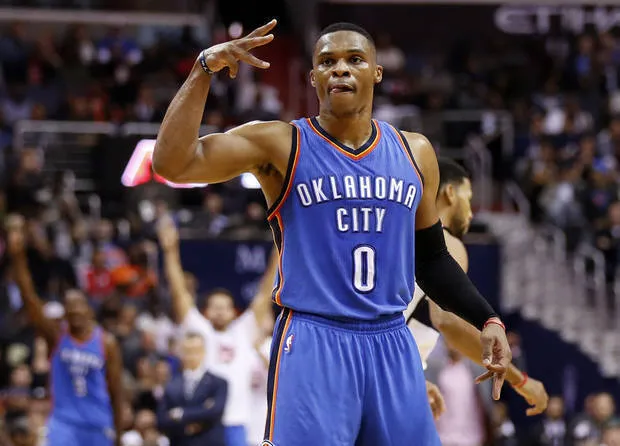 Westbrook festeja una canasta con su equipo