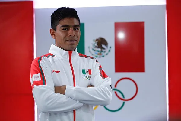 Las prendas tiene la base de verde, blanco y rojo