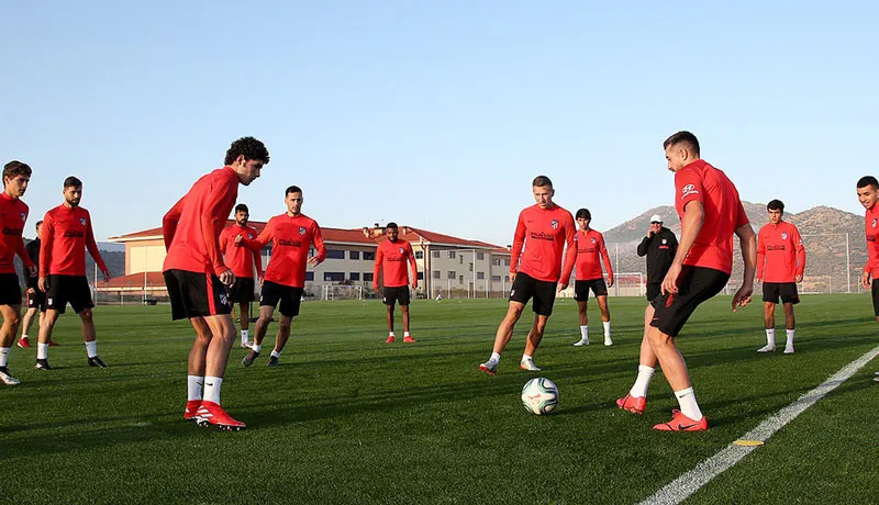 Héctor Herrera en las prácticas del equipo