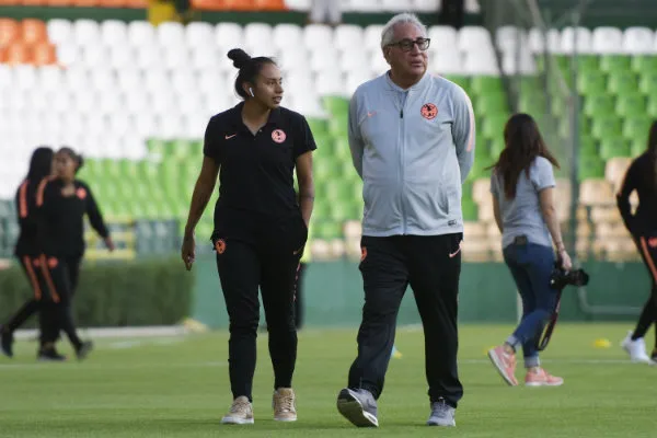 AP Leonardo Cuellar junto a una de sus dirigidas en reconocimiento de cancha
