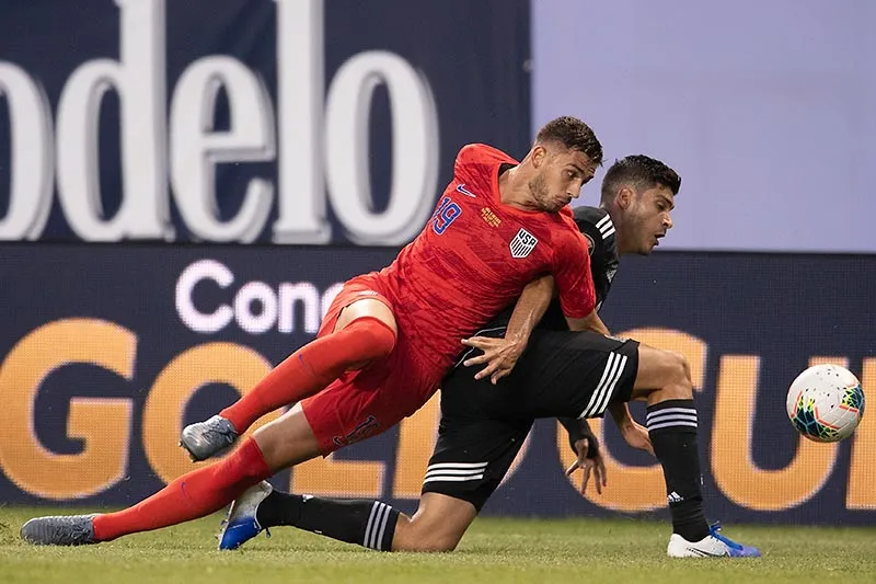 Matt Miazga y Raul Jiménez disputan el balón