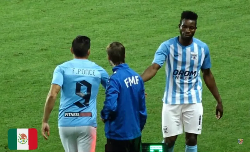 TWITTER @G_AZTECAS Felipe Ponce ingresa de cambio durante un partido con el Speranta Nisporeni