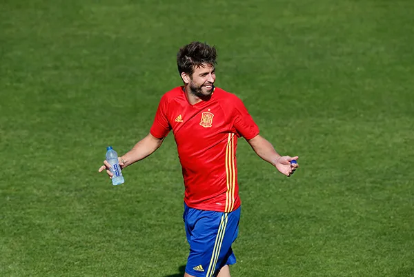 Piqué en una práctica con España