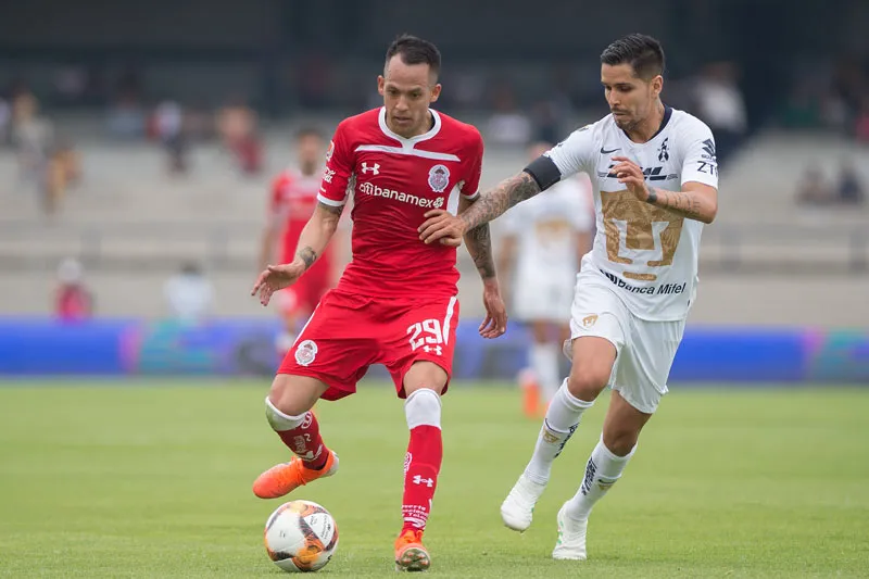 MEXSPORT Salinas y Cabrera pelean un balón en CU