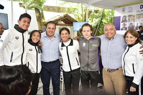 GOBIERNO DE MORELOS Cuauhtémoc Blanco se tomó fotos con algunos de los ganadores