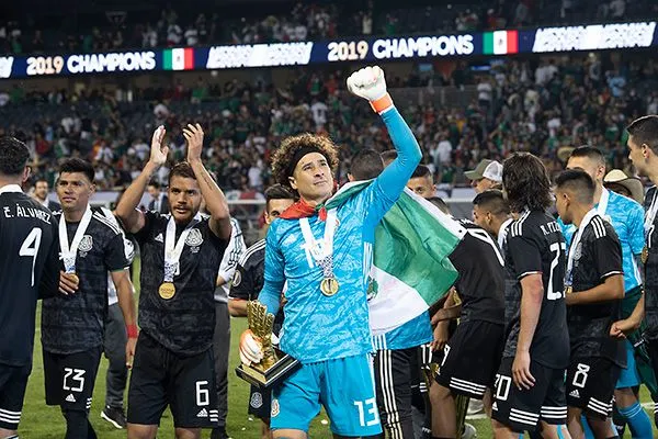 Memo Ochoa y otros jugadores tras ganar la Copa Oro