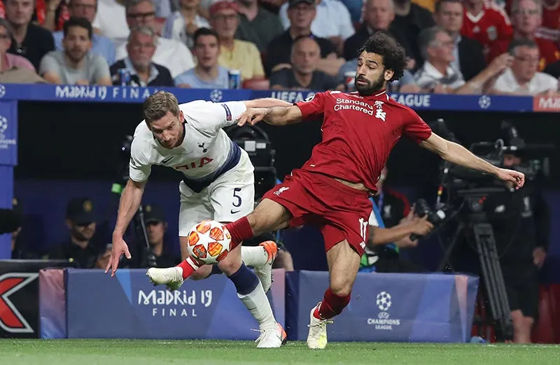 Jan Vertonghen y Mohamed Salah en la Final de Champions League
