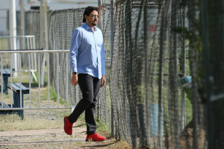 Amaury Vergara arriba a un entrenamiento de Chivas