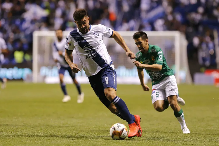 IMAGO7 Lucas Cavallini conduce el esférico en un duelo ante León