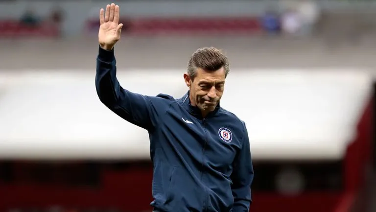 Pedro Caixinha saluda a la afición de Cruz Azul
