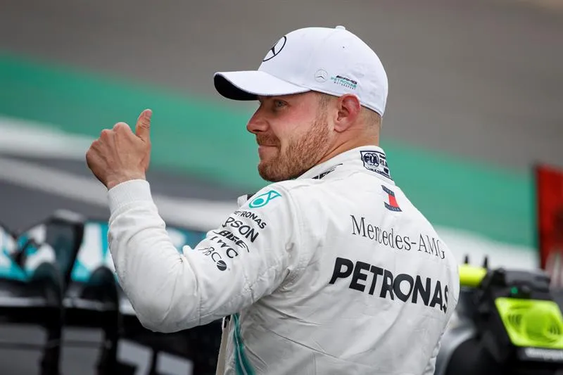 Valtteri Bottas saluda tras ganar la Pole en el GP de Gran Bretaña