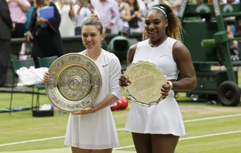 AP Halep y Williams posan con sus trofeos de Wimbledon