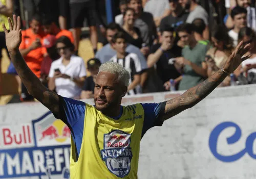 AP Neymar agradece a los aficionados que se dieron cita en el evento