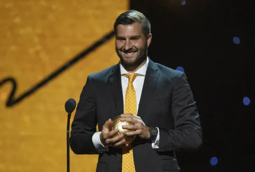 André-Pierre Gignac recibe su premio como líder de goleo
