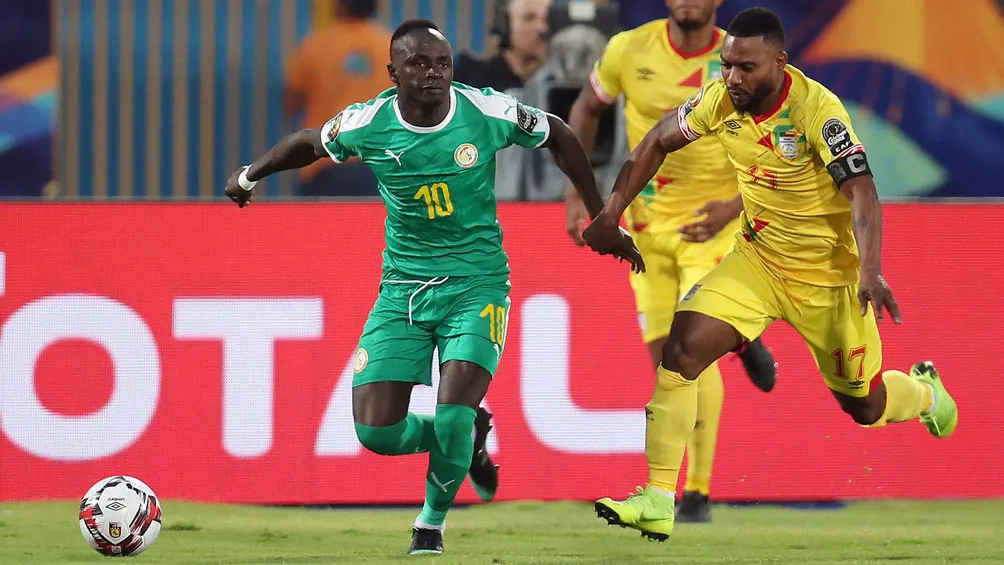 EFE Sadio Mané conduce el balón durante el Senegal contra Benín