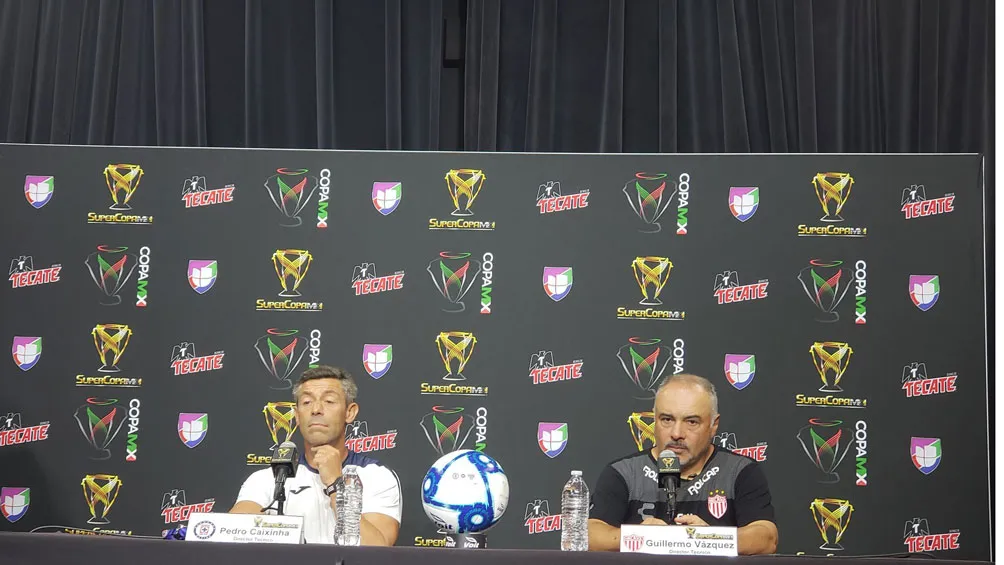 Pedro Caixinha y Guillermo Vázquez durante la conferencia de prensa de la Supercopa MX