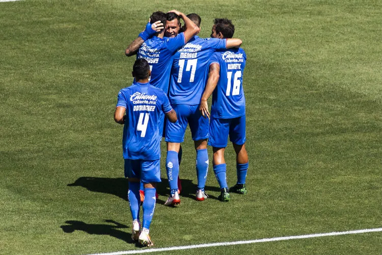 Cruz Azul festeja primer gol vs Necaxa, obra de Caraglio