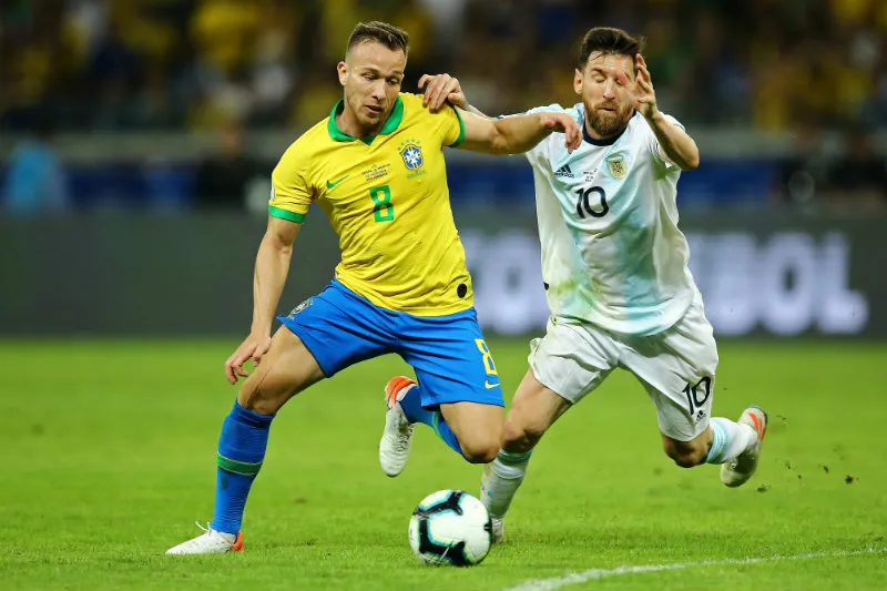 Arthur disputa con Messi un balón en Copa América