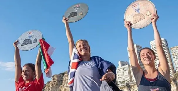 Participantes celebran tras finalizar en las primeras plazas