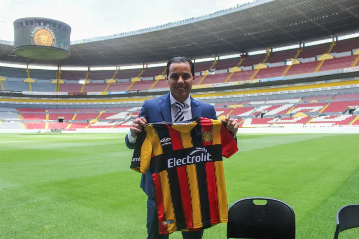 IMAGO7 Omar Bravo, con la playera de la U de G