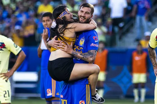 Espontánea invade la cancha del Dignity Health Sports Park