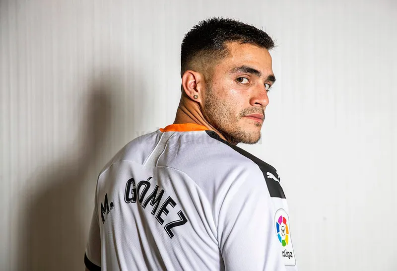 Maxi Gómez posa como nuevo jugador del Valencia