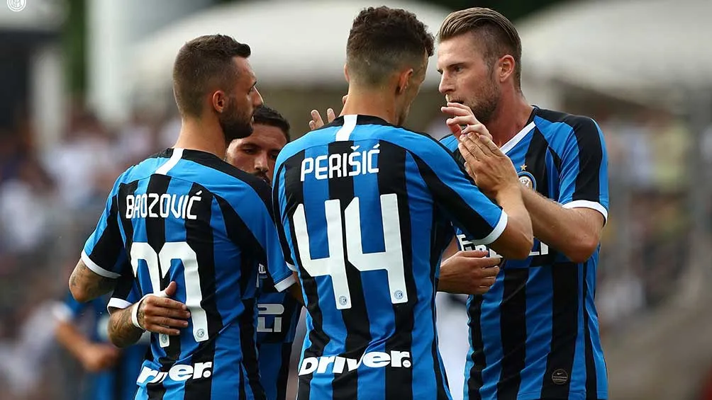Jugadores del Inter celebran uno de los goles ante Lugano