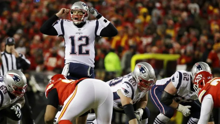 AP Tom Brady da indicaciones antes de lanzar el ovoide