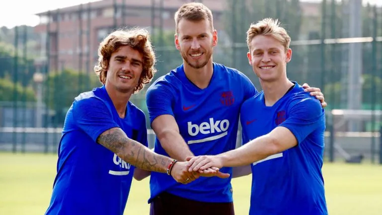 TWITTER @FCBARCELONA_ES Antoine Griezmann, Neto y Frankie de Jong en su primer día de entrenamiento con Barcelona