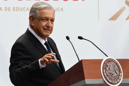 AMLO durante un evento con Conade