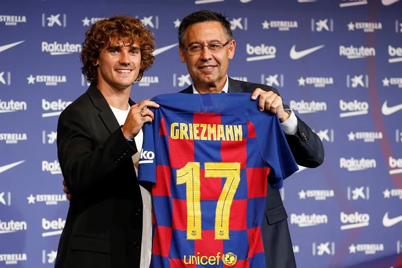 EFE Griezmann posa junto a Bartomeu en su presentación