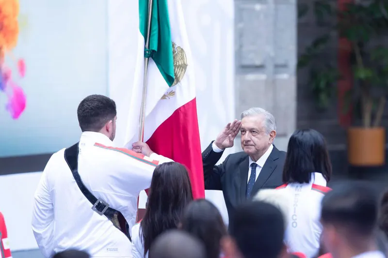 MIGUEL PONTÓN AMLO da el lábaro patrio al abanderado de México