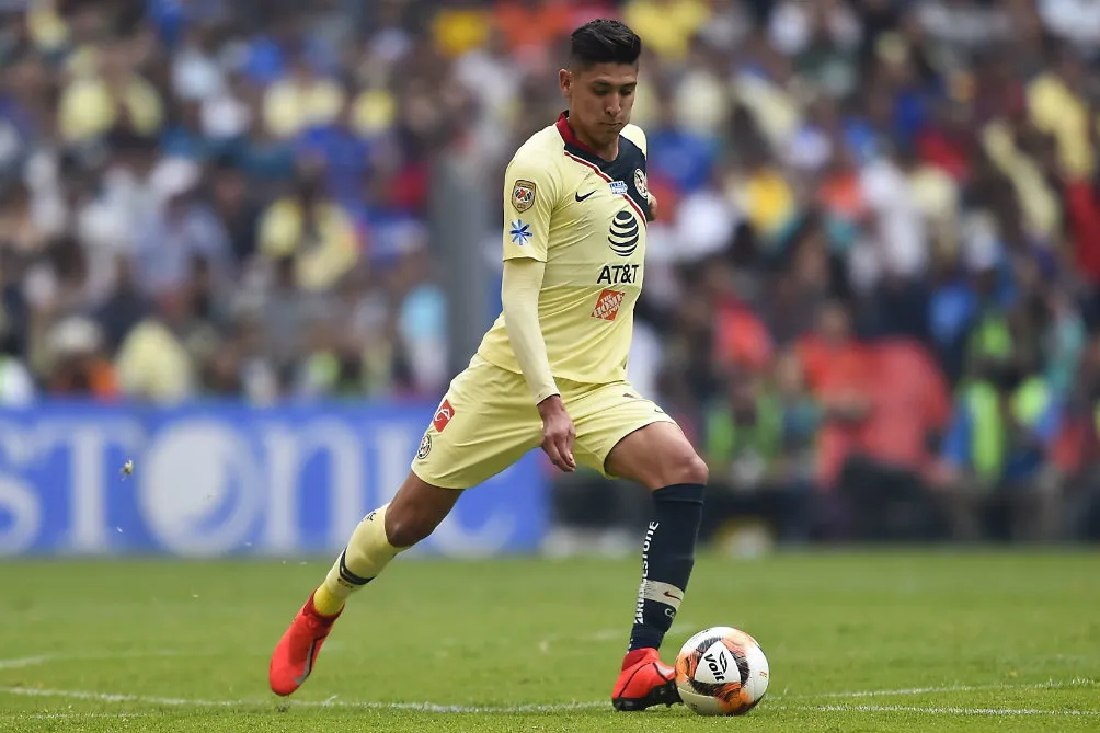 Edson Álvarez durante un partido entre América y Cruz Azul