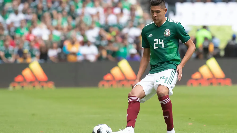 Edson Álvarez durante un partido amistoso con la Selección Mexicana
