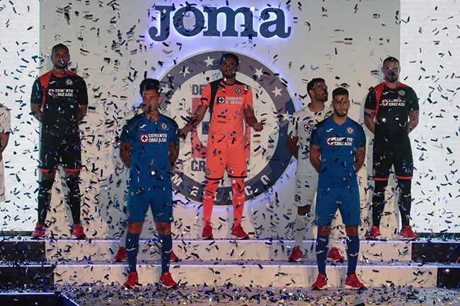 Futbolistas de Cruz Azul modelan la nueva playera de local