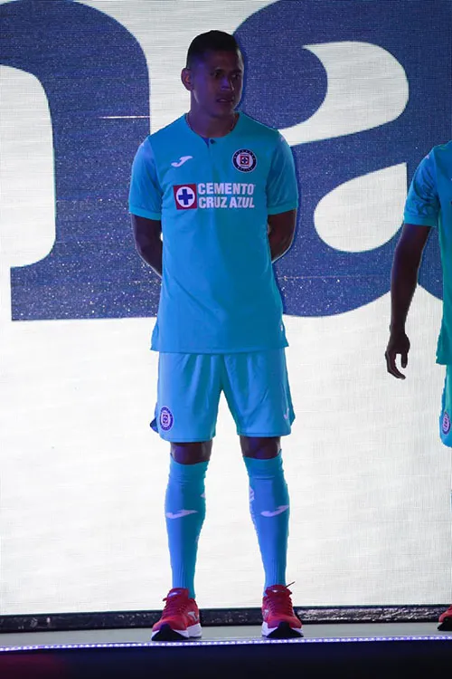 Para el uniforme alternativo, La Máquina será color aqua