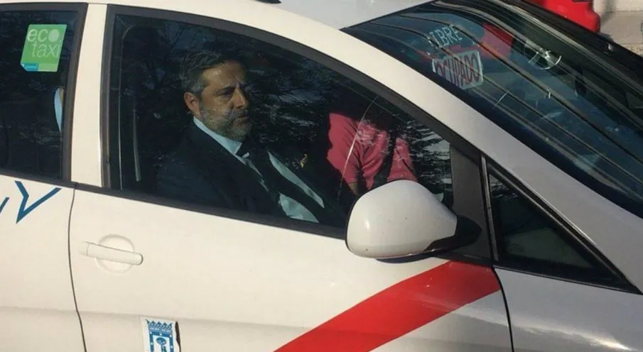 ESPECIAL Daniel Angelici a bordo de un taxi que tiene los colores de River Plate