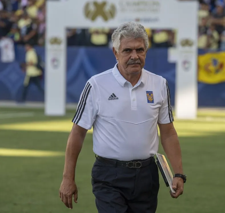 MEXSPORT Tuca sale molesto durante un juego de Tigres