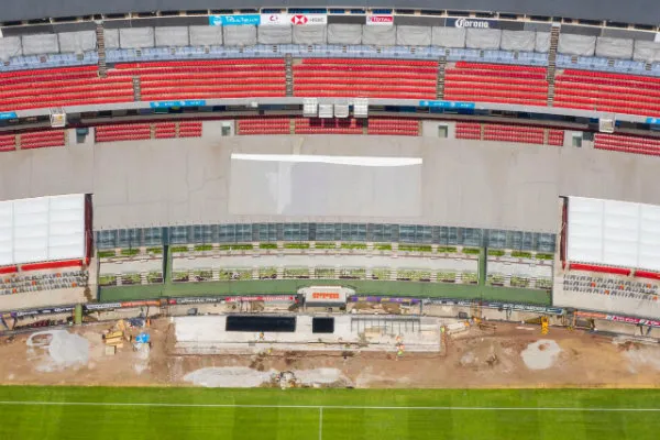 MIGUEL PONTÓN Trabajos en el área de bancas del Azteca